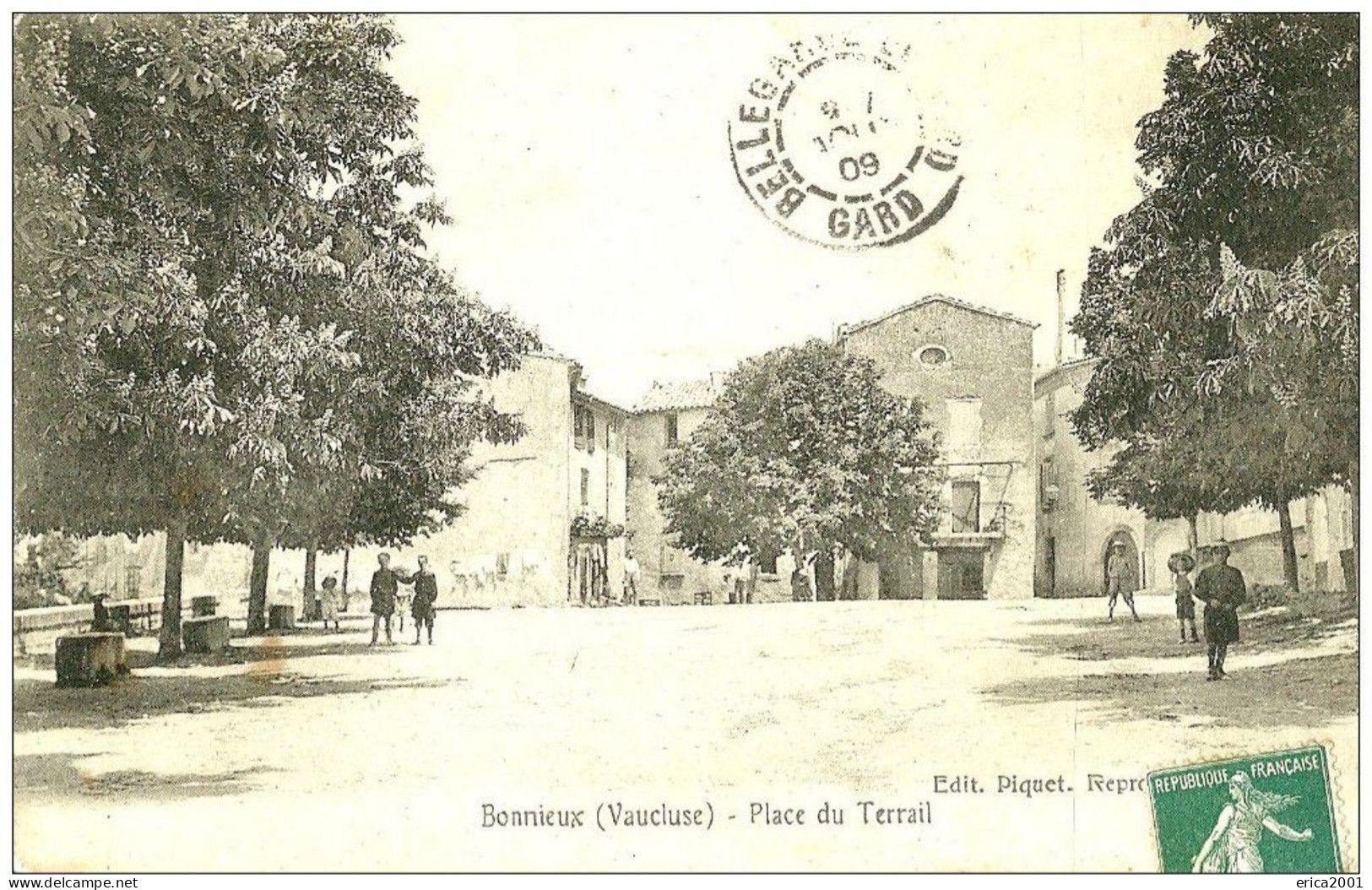 Bonnieux. La Place Du Terail à Bonnieux. - Bonnieux