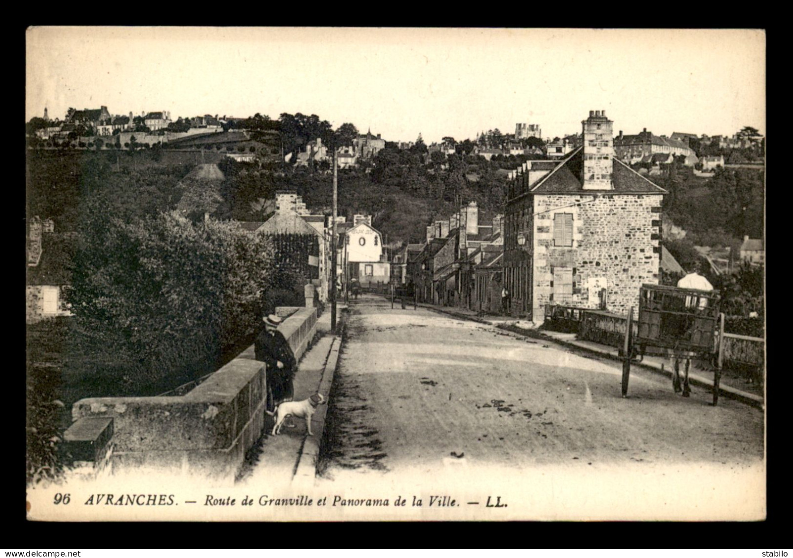 50 - AVRANCHES - ROUTE DE GRANVILLE ET PANORAMA DE LA VILLE - Avranches