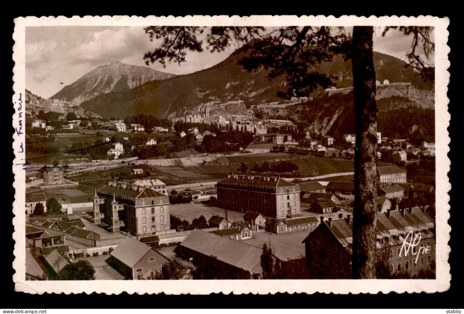 05 - BRIANCON - VUE GENERALE ET LES CASERNES - Briancon