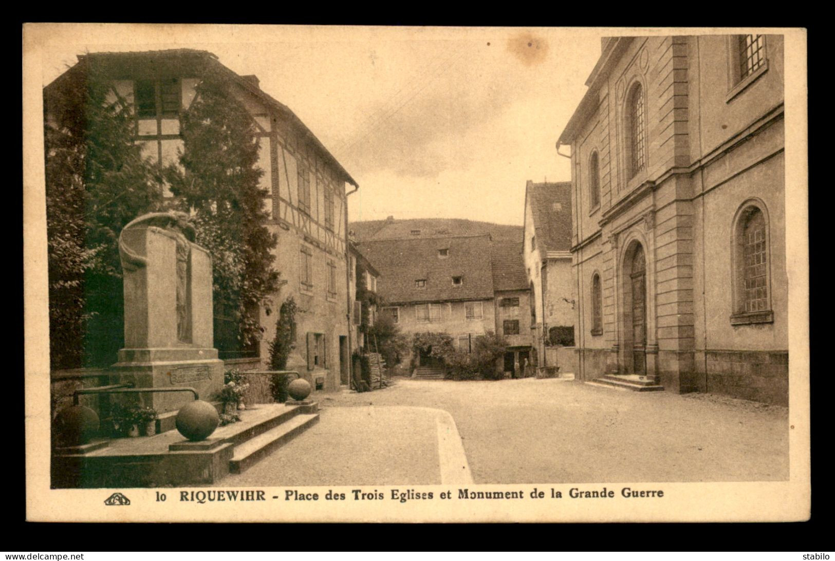 68 - RIQUEWHIR - PLACE DES TROIS EGLISE ET MONUMENT AUX MORTS - Riquewihr