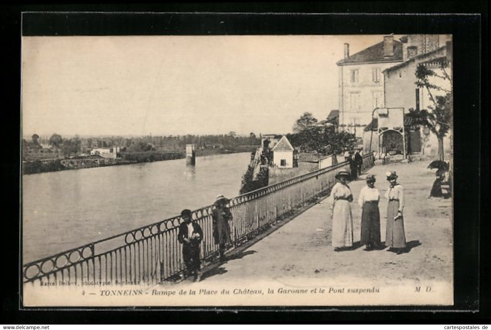 CPA Tonneins, Rampe De La Place Du Château, La Garonne Et Le Pont Suspendu  - Tonneins