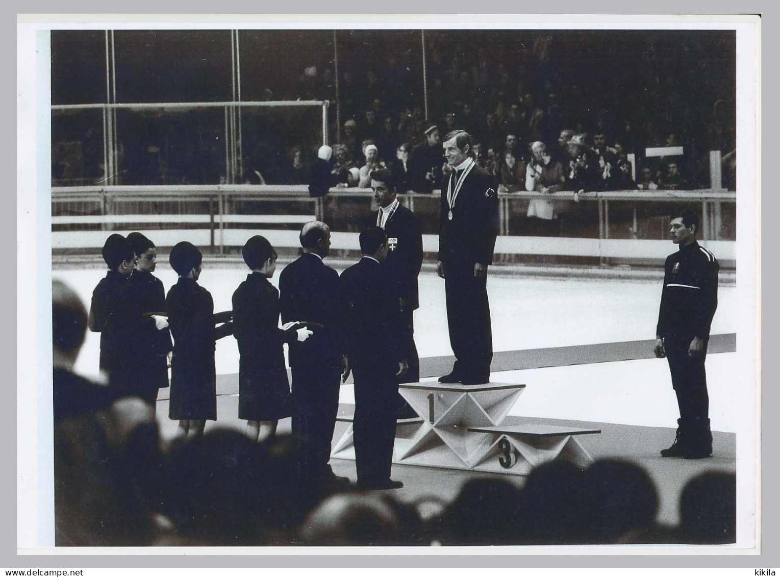 Repro Photo (18) Xèmes Jeux Olympiques D'Hiver De GRENOBLE 1968 Olympic Games 68 Remise Des Médailles Au Stade De Glace* - Otros & Sin Clasificación