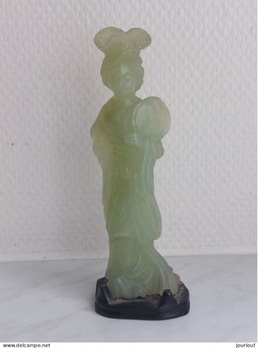 JADE - Statuette De Jeune Fille A L'eventail - Aziatische Kunst