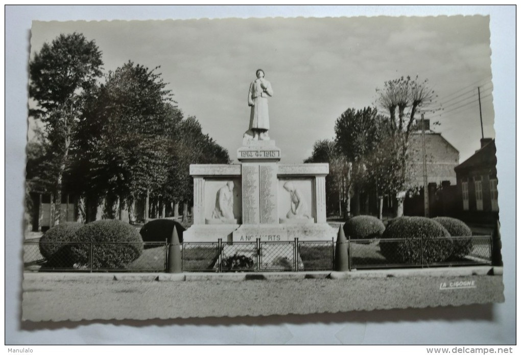 D 80 - Rosieres En Santerre - Le Monument Aux Morts - Rosieres En Santerre