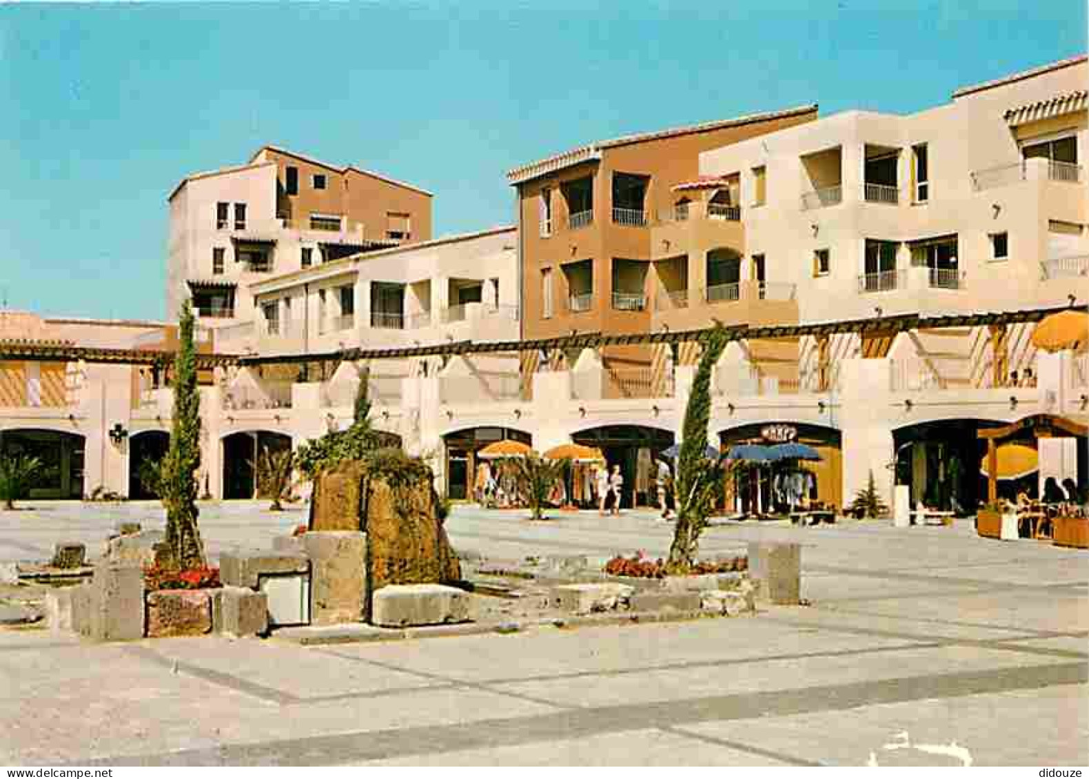 34 - Le Cap D'Agde - Place Richelieu Et Le Patio De La Résidence Du Port Richelieu - Carte Neuve - CPM - Voir Scans Rect - Agde