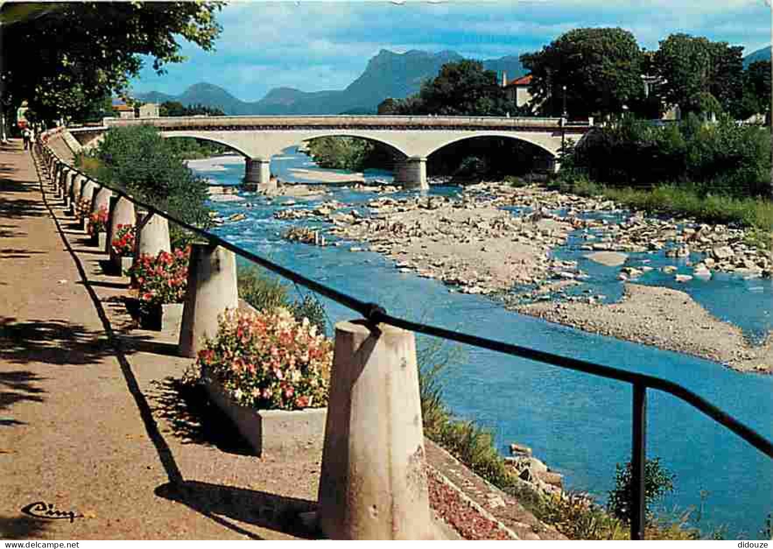 26 - Crest - Les Quais Fleuris, Le Pont Sur Drôme, Au Fond, La Montagne Des 3 Becs - Flamme Postale De Crest - CPM - Voi - Crest