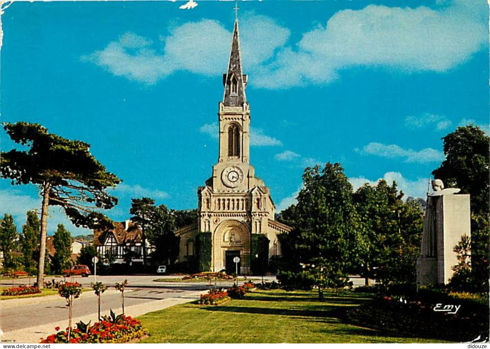 14 - Deauville - L'église Saint-Augustin - Fleurs - CPM - Voir Scans Recto-Verso - Deauville