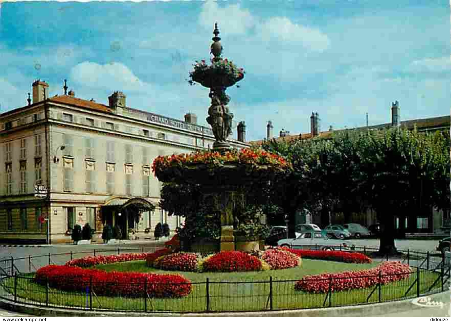 01 - Bourg En Bresse - Place Bernard - Hotel De France - Automobiles - Fleurs - Flamme Postale - CPM - Voir Scans Recto- - Sonstige & Ohne Zuordnung