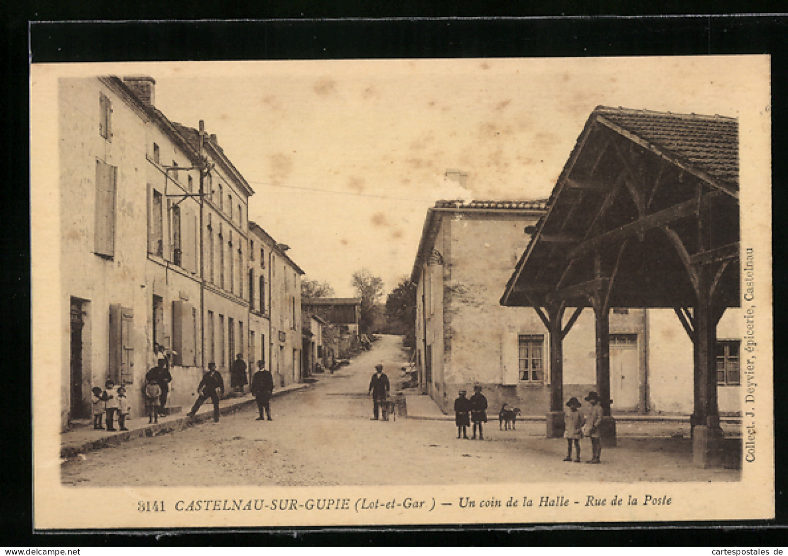 CPA Castelnau-sur-Gupie, Un Coin De La Halle, Rue De La Poste  - Autres & Non Classés