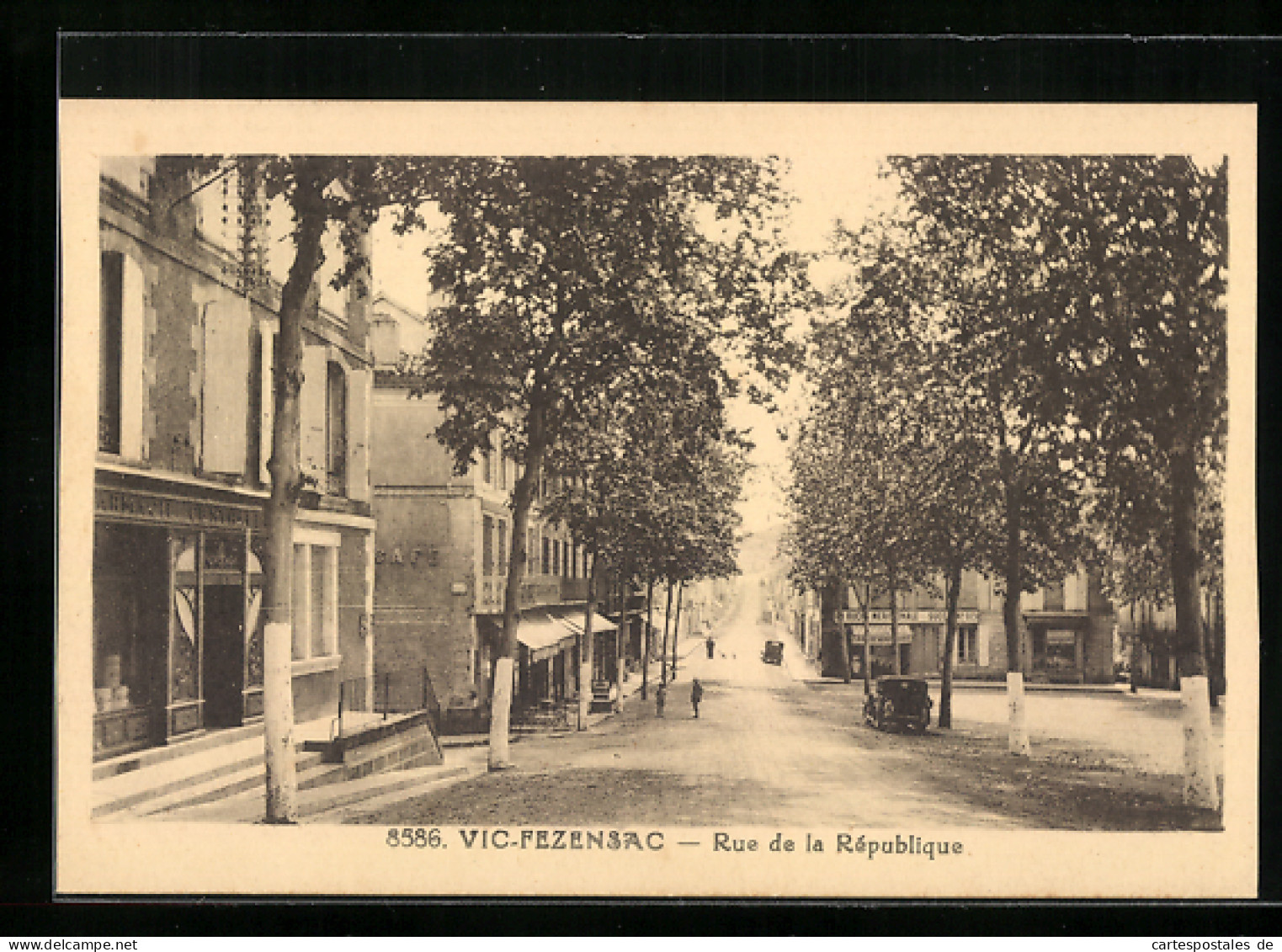 CPA Vic-Fezensac, Rue De La République, Vue De La Rue  - Vic-Fezensac