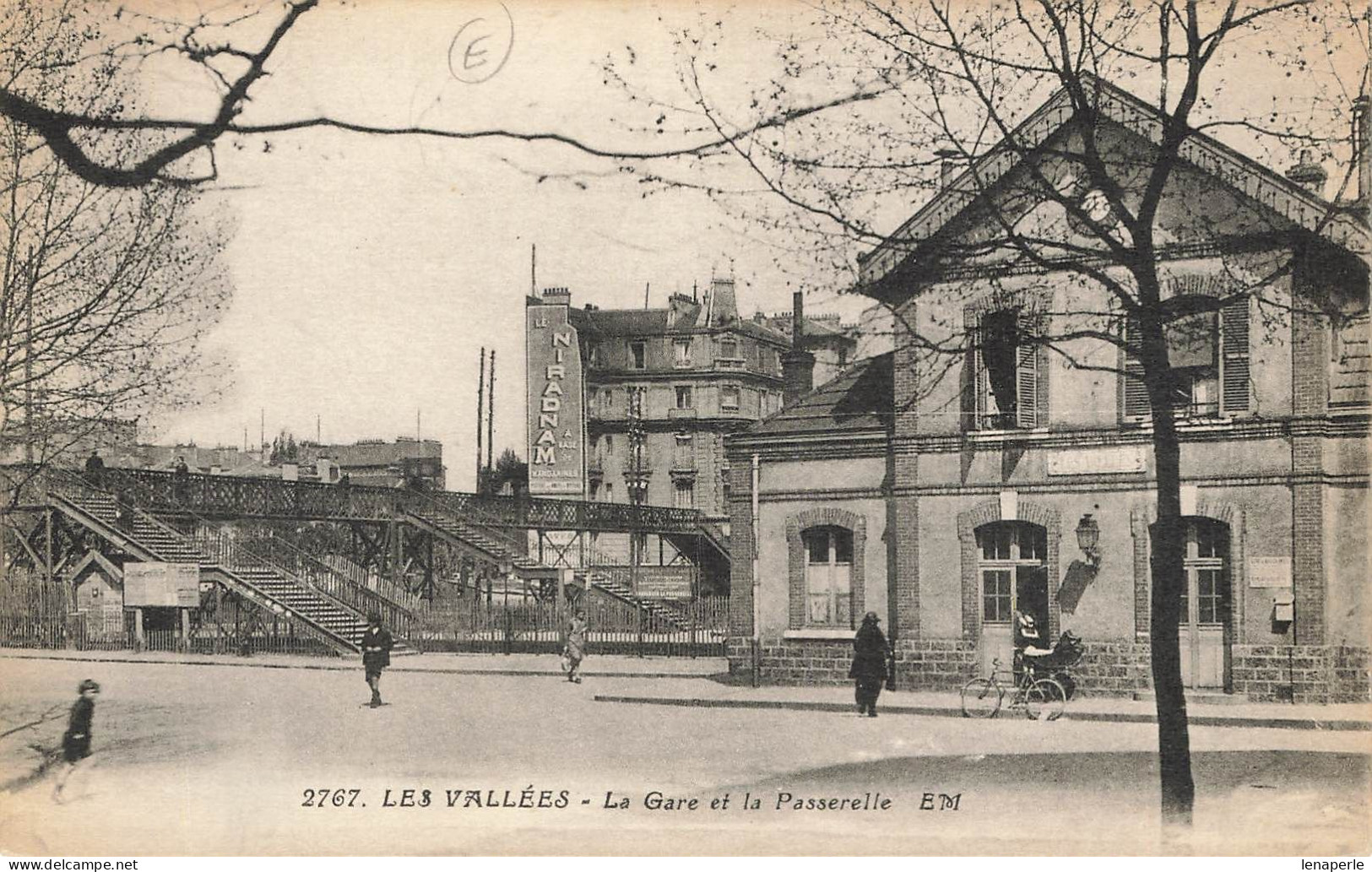 D9725 Les Vallées La Gare Et La Passerelle - Sonstige & Ohne Zuordnung