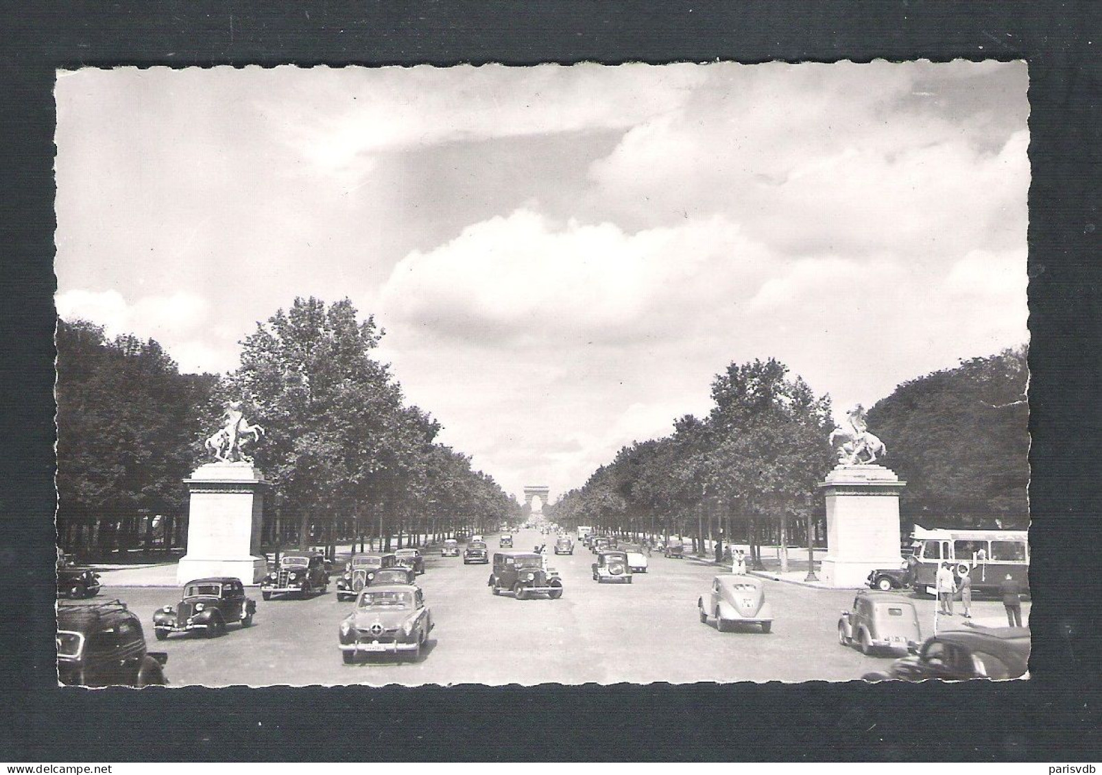 PARIS - AVENUE DES CHAMPS-ELYSEES   (FR 20.231) - La Seine Et Ses Bords