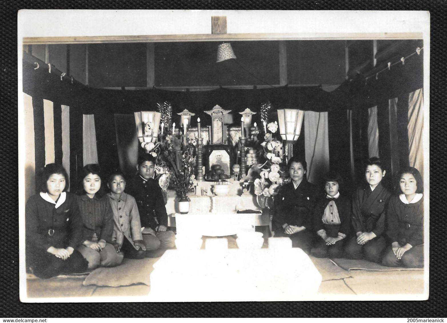JAPON Photo Ancienne Originale D'une Famille Devant L'hotel D'un Ancêtre  Format 11x15,5cm Annotée Au Verso - Asia