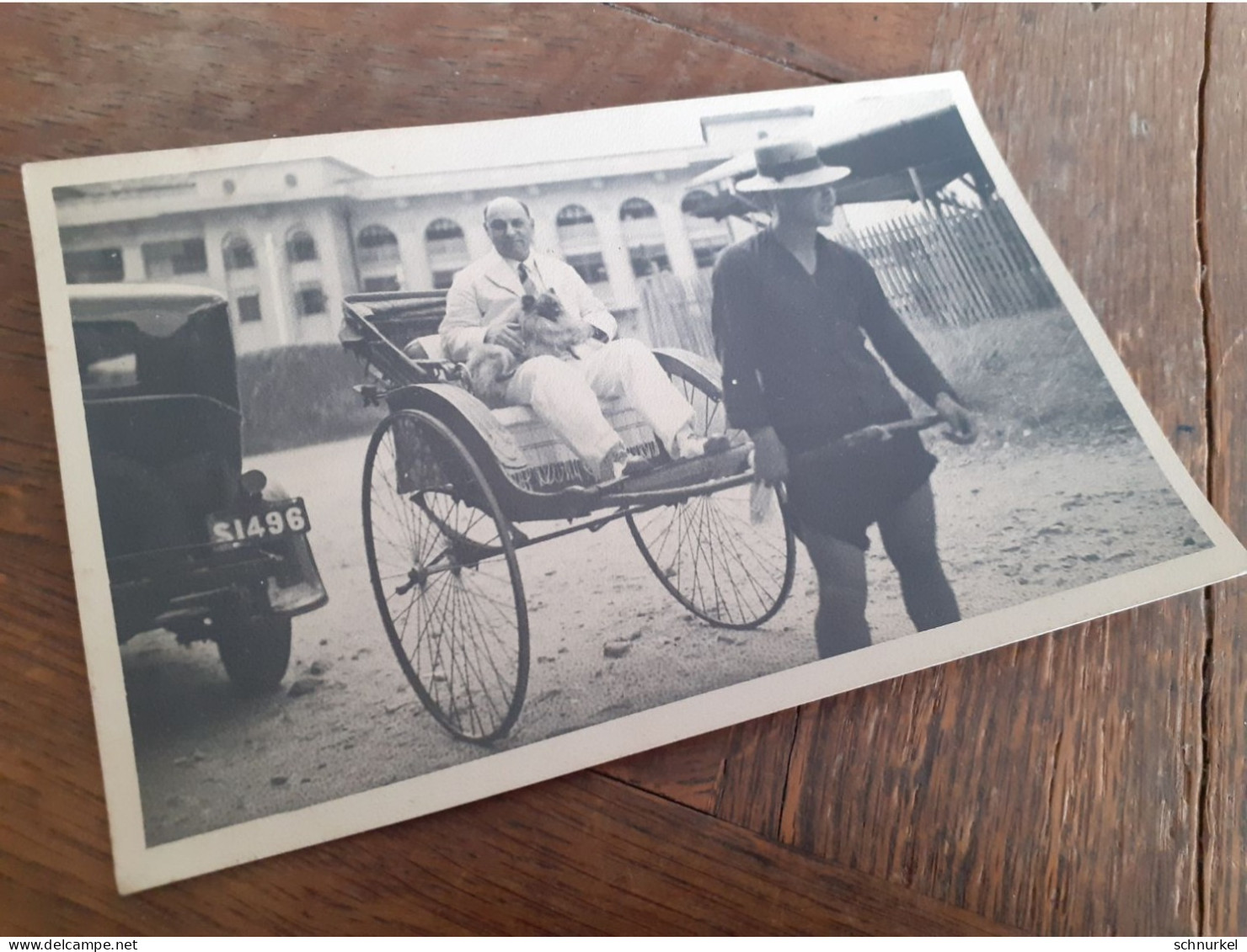 NOBLE MAN With LITTLE DOG In RICKSHAW With DRIVER - NOBLER HERR Mit KLEINEM HUND In RIKSCHA - INDONESIEN ? - Personnes Anonymes