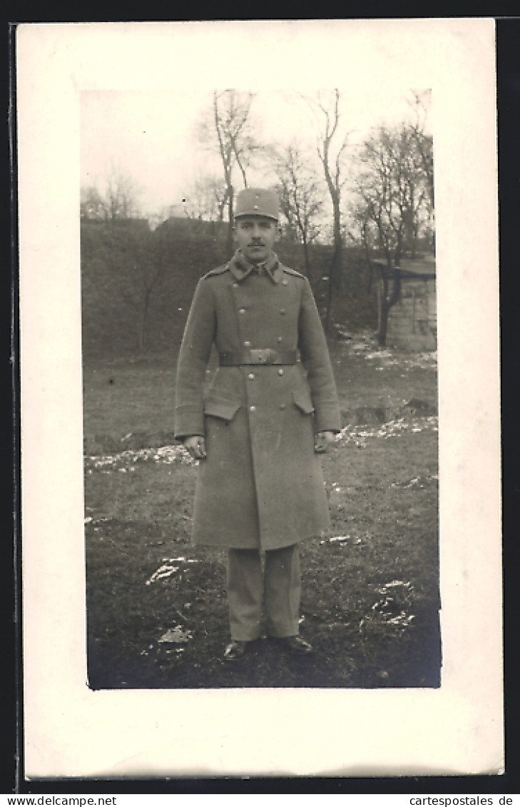 Foto-AK österreichischer Soldat In Uniform Und Feldmütze Mit Mantel  - Autres & Non Classés