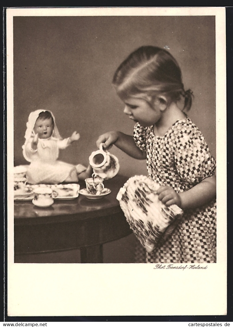 AK Mädchen Giesst Kaffee In Eine Tasse, Puppe Sitzt Auf Dem Tisch  - Gebraucht