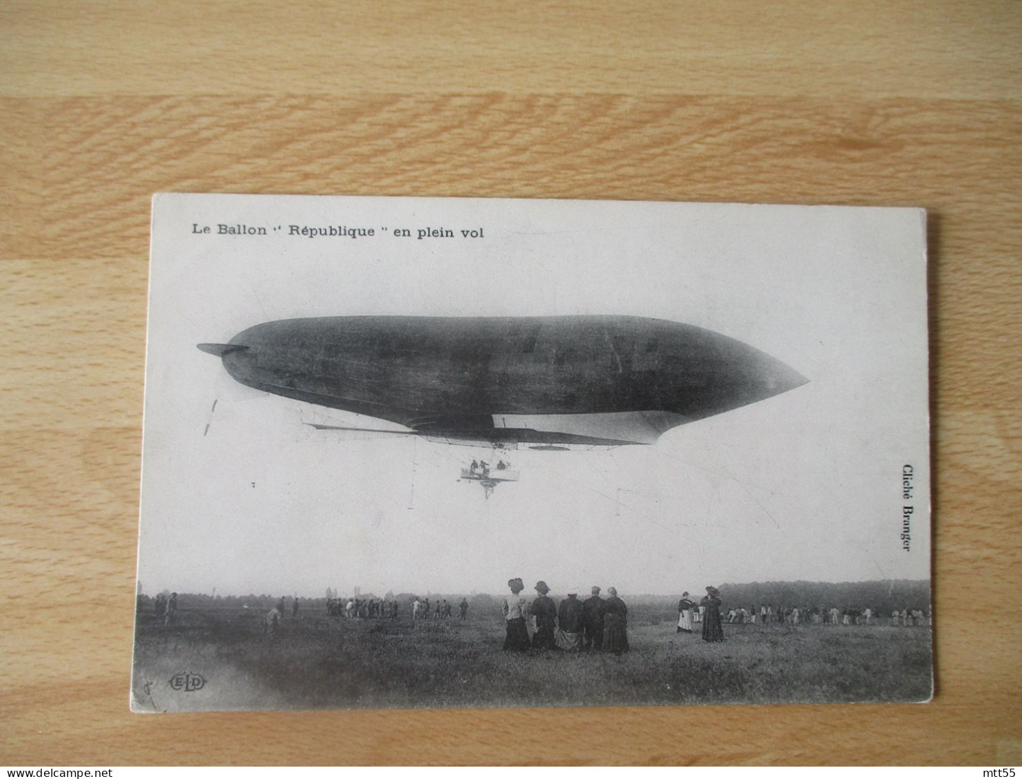 LE BALLON DIRIGEABLE REPUBLIQUE EN PLEIN VOL - Zeppeline