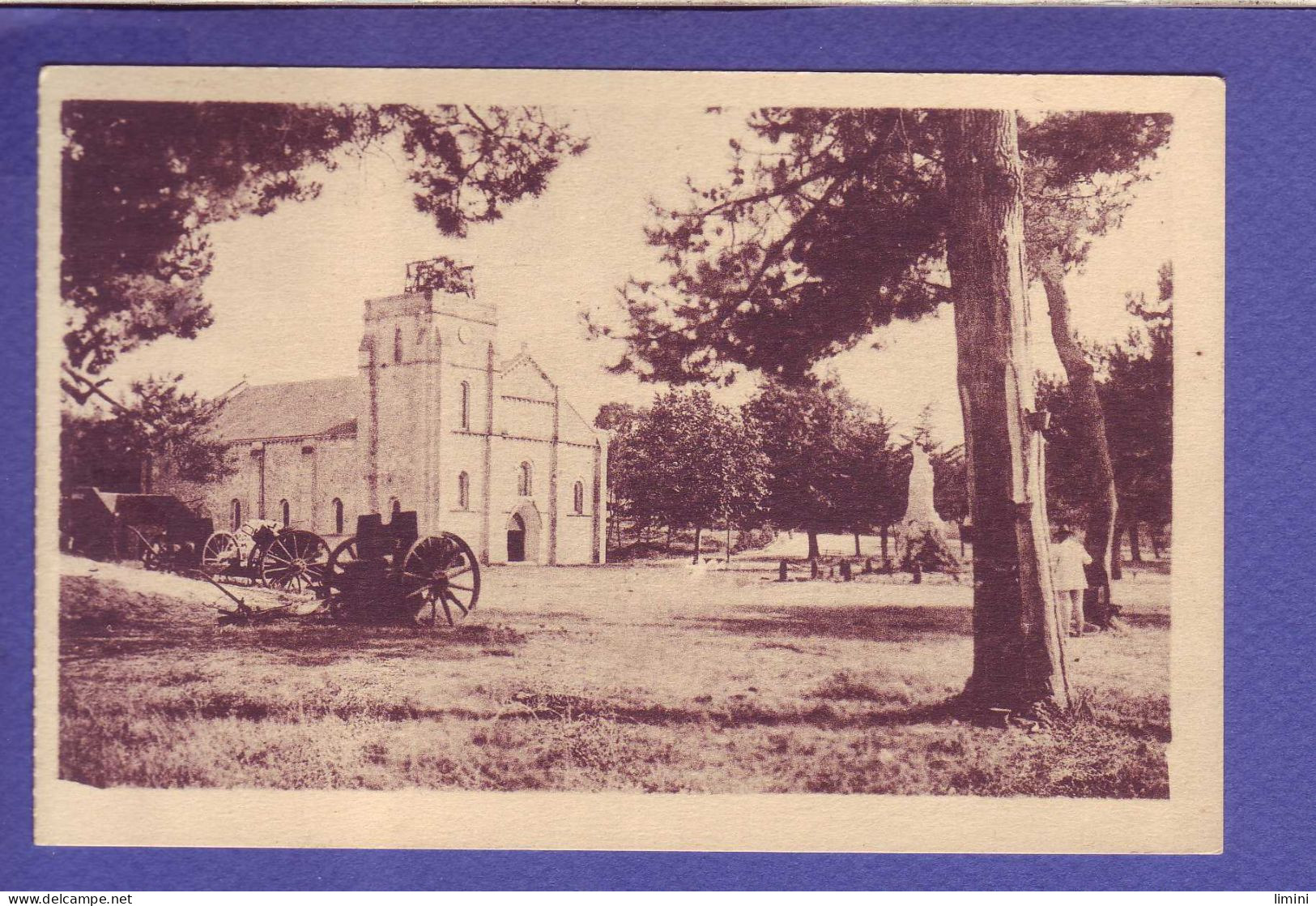 33 - SOULAC Sur MER - BASILIQUE à TRAVERS Les PINS - ANIMEE -  - Soulac-sur-Mer