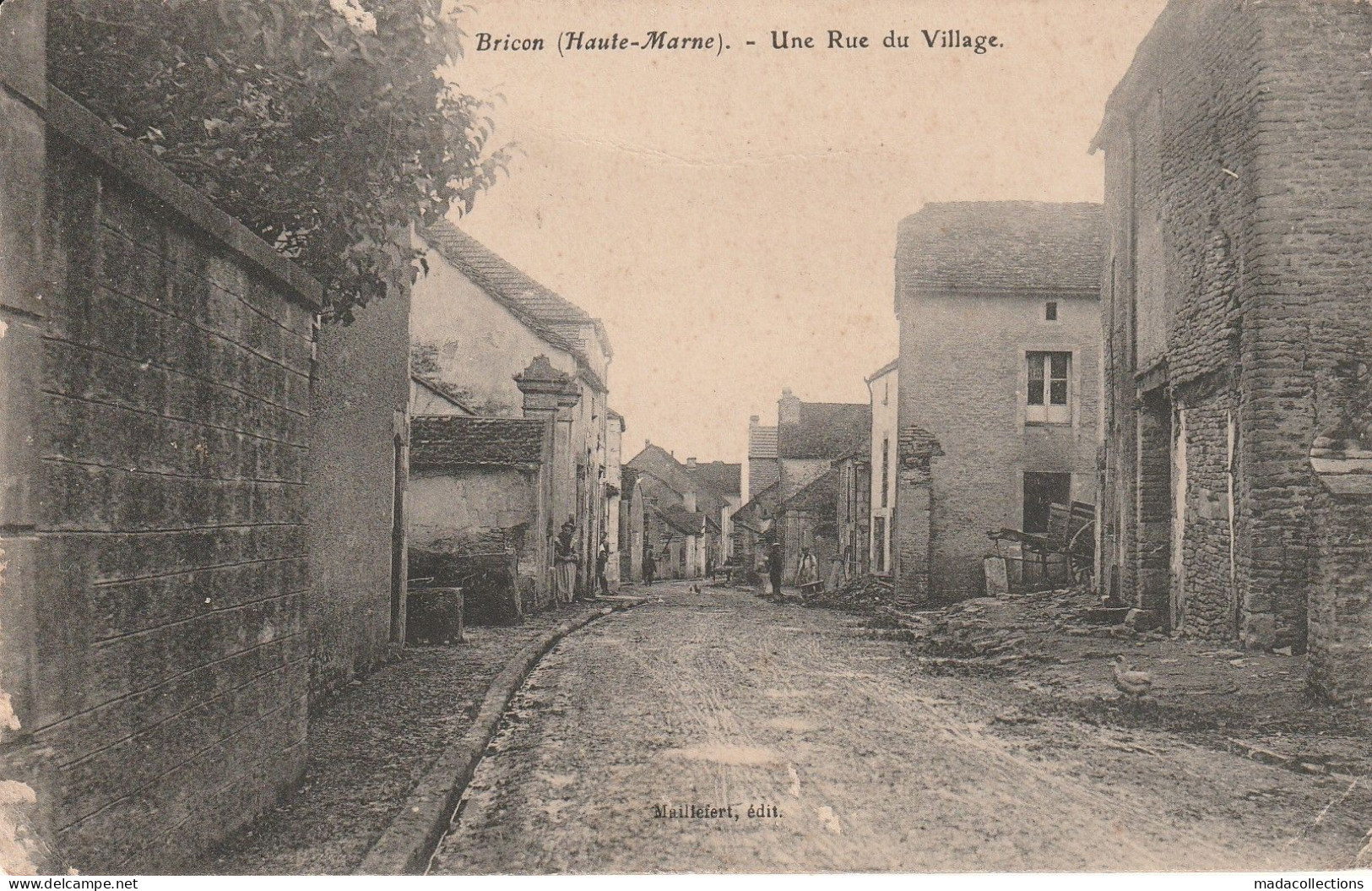 Bricon (52 - Haute Marne) Une Rue Du Village - Autres & Non Classés