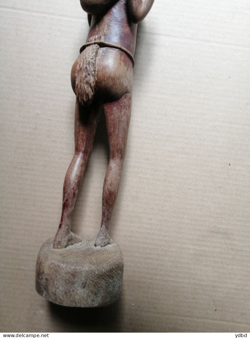 UNE FEMME AFRICAINE EN BOIS SCULPTE