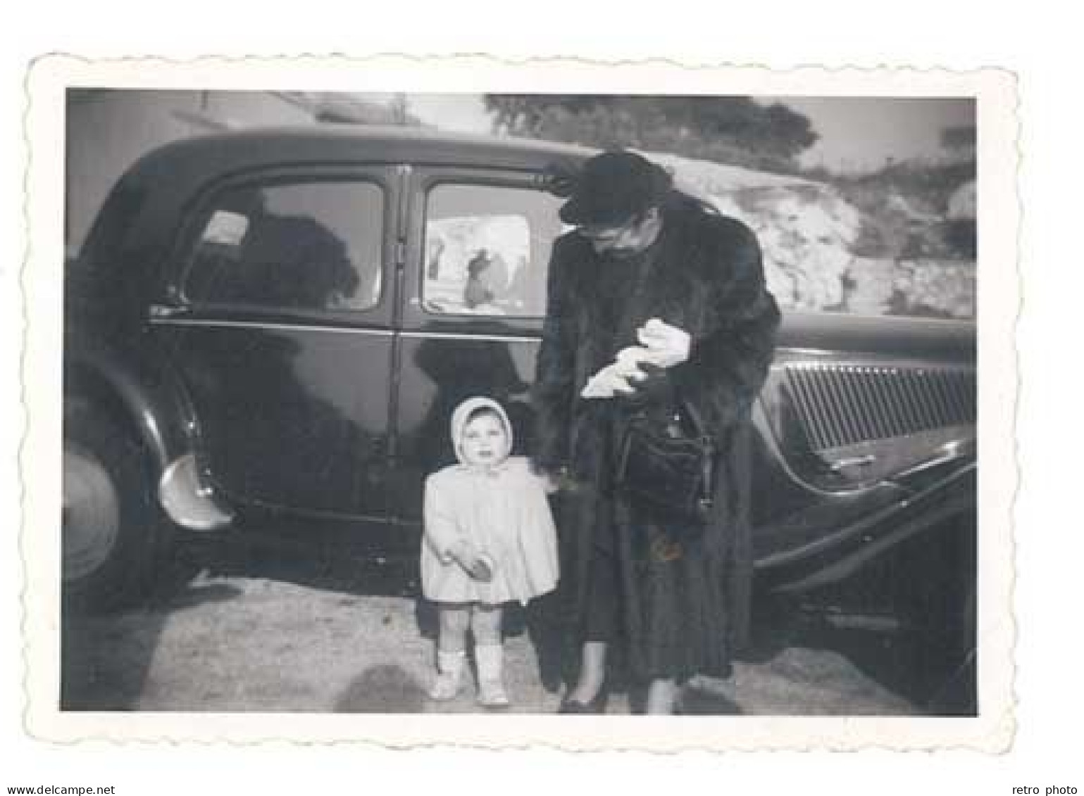 Photo Automobile Femme & Enfant, Citroën Traction - Automobile