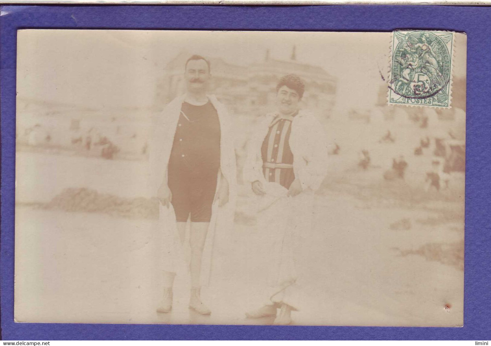 76 - LE TREPORT - COUPLES POSANT SUR LA PLAGE -  - Le Treport