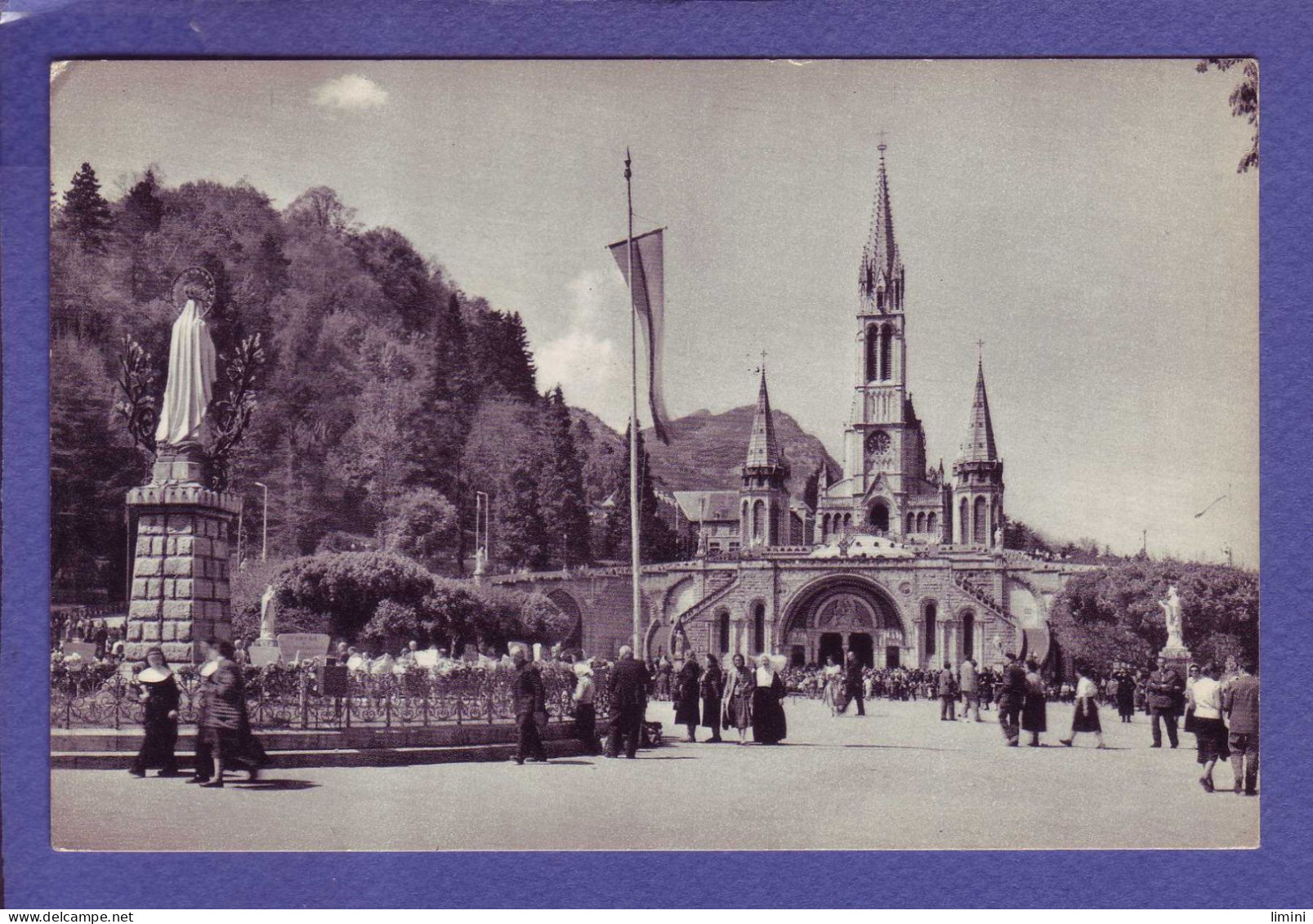 65 - LOURDES - BASILIQUE - ANIMÉE - - Lourdes