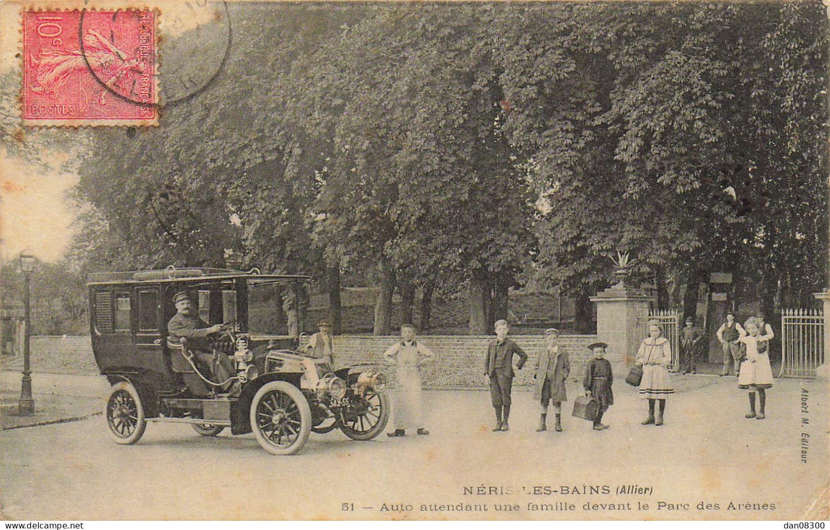 03 NERIS LES BAINS AUTO ATTENDANT UNE FAMILLE DEVANT LE PARC DES ARENES - Neris Les Bains