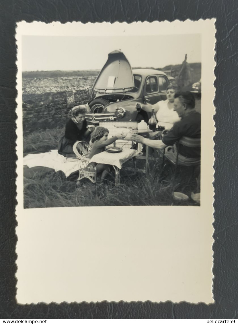 Photo Ancienne Famille Pique-nique Voiture Anciennes Petite Fille Qui Trinque - Anonymous Persons