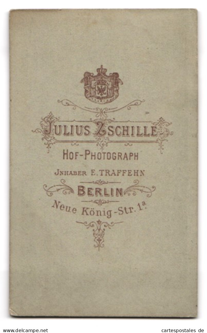 Fotografie Julius Zschille, Berlin, Neue König-Str. 1a, Ältere Dame Im Taillierten Kleid Mit Punktmusterung  - Personnes Anonymes