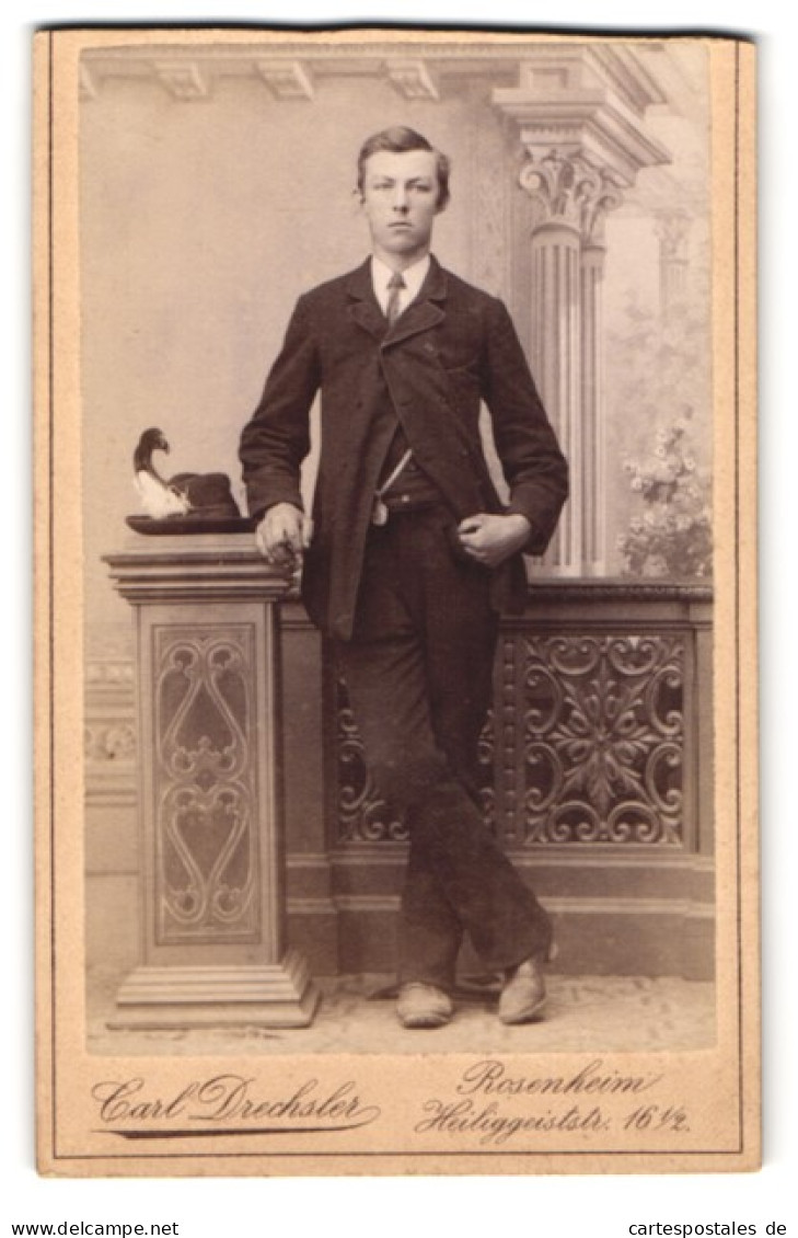 Fotografie Carl Drechsler, Rosenheim, Heiliggeiststr. 16, Junger Mann Im Anzug An Eine Ballustrade Gelehnt  - Anonyme Personen