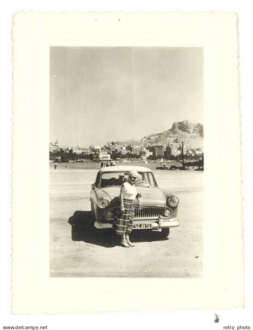 Photo Automobile Femme Devant Simca Vedette , Port ( Cassis ?) - Cars