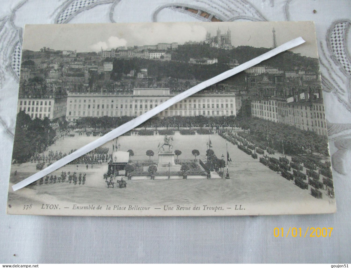 LYON (69) Ensemble De La Place Bellecour Une Revue Des Troupes - Other & Unclassified