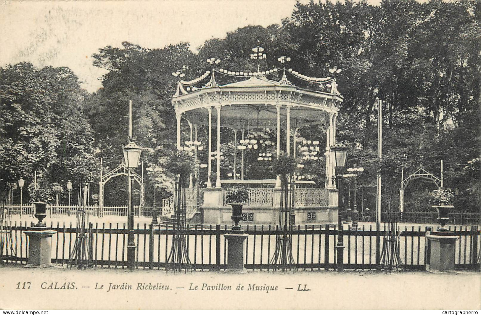 Postcard France Calais Le Jardin Richelieu - Calais