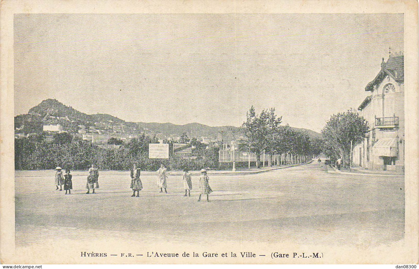 83 HYERES L'AVENUE DE LA GARE ET LA VILLE ANIMEE - Hyeres