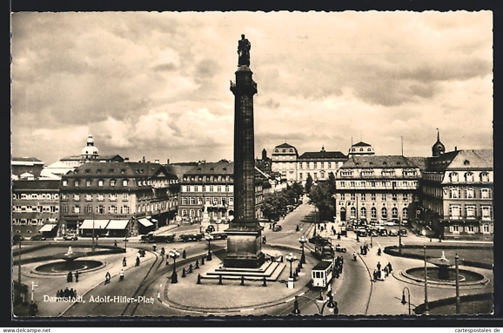 AK Darmstadt, Platz Mit Denkmal Und Strassenbahn  - Tramways