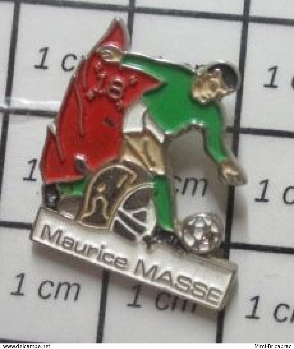 912e Pin's Pins / Beau Et Rare / POMPIERS / Pas Sapeur-pompier, Footballeur-pompier MAURICE MASSE Il Enflamme Le Stade ! - Bomberos