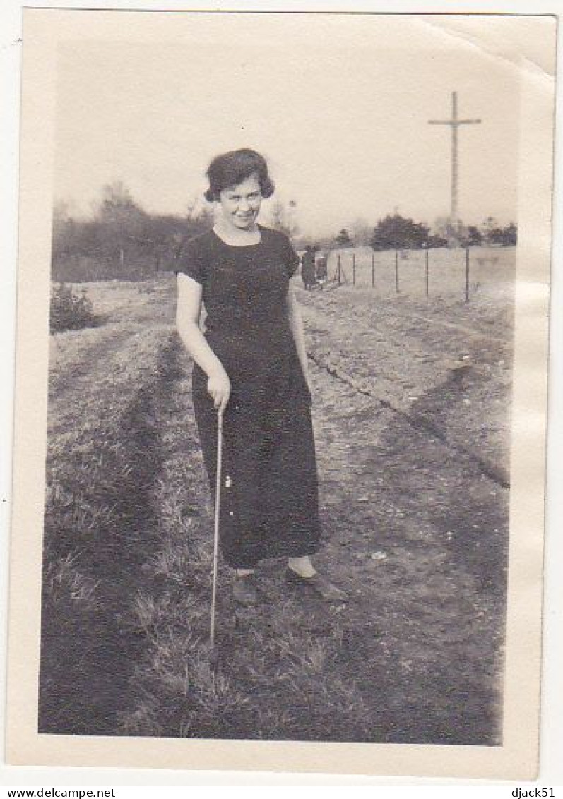 Ancienne Photographie Amateur / Femme : Agnès 1923 (Croix En Arrière Plan) - Identified Persons