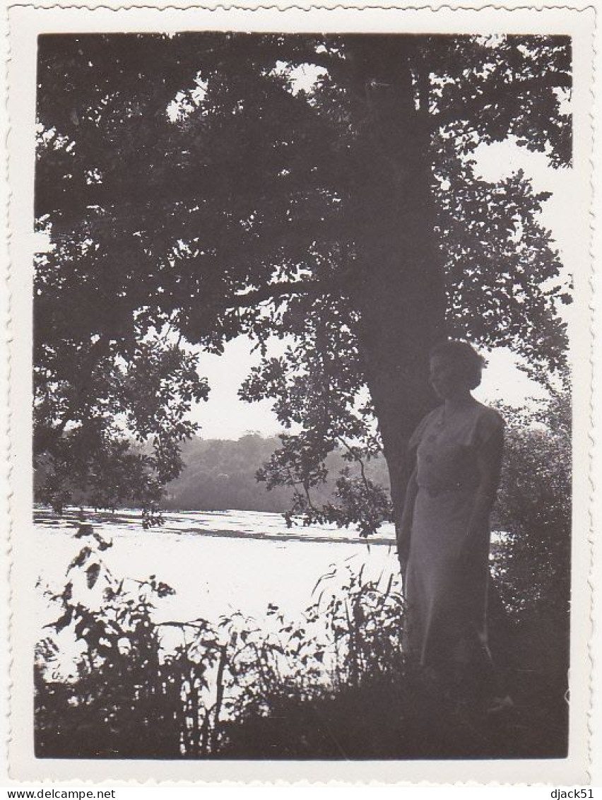 2 Anciennes Photographies Amateur / Famille Au Bord D'une Rivière Ou D'un étang - Personnes Anonymes