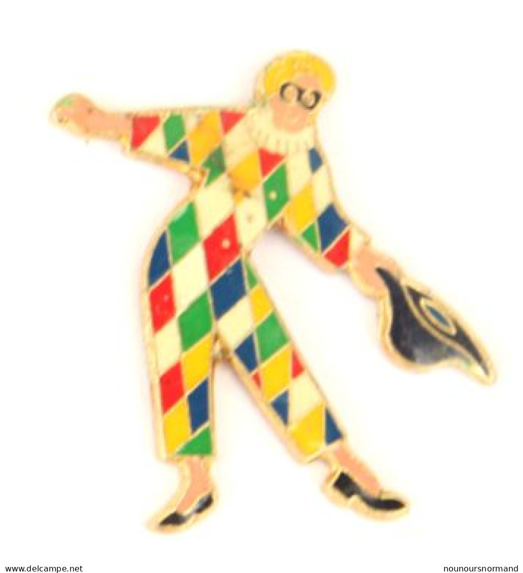Pin's PIZZA DEL ARTE - La Révérence D'Arlequin Dans Son Costume Multicolore - Pizza Del Arte - N085 - Trademarks