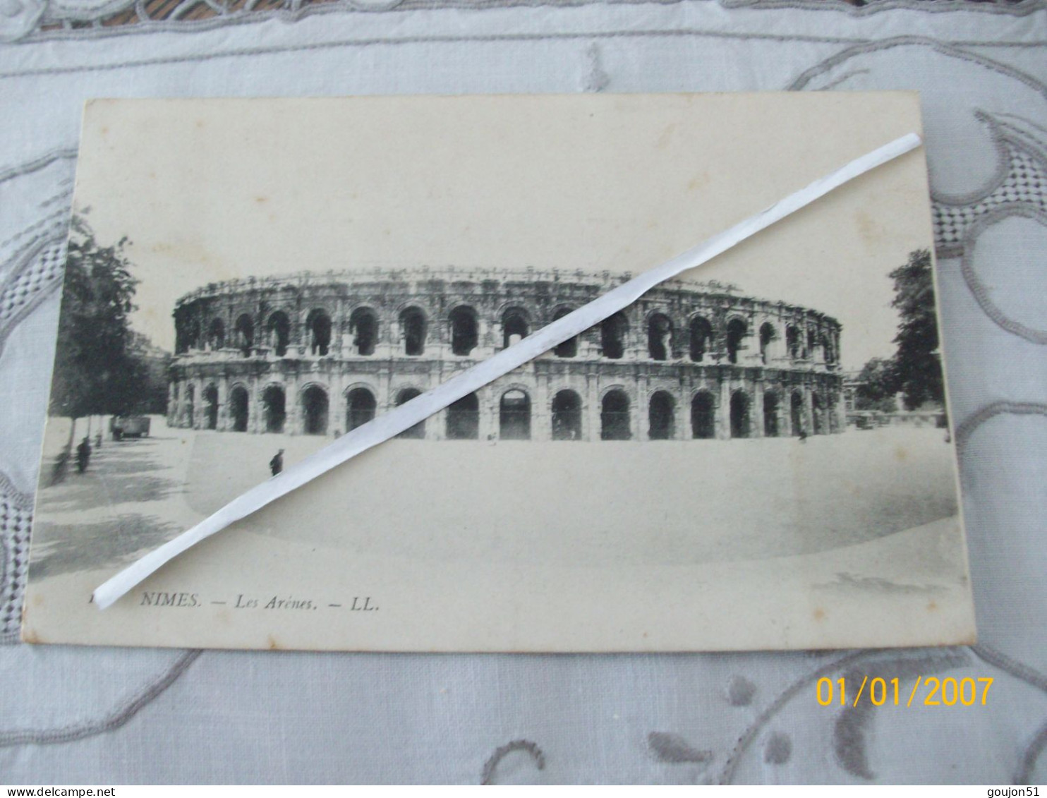 NIMES (30)  Vue Extérieur Des Arènes (taches Devant Voir Scan) - Nîmes