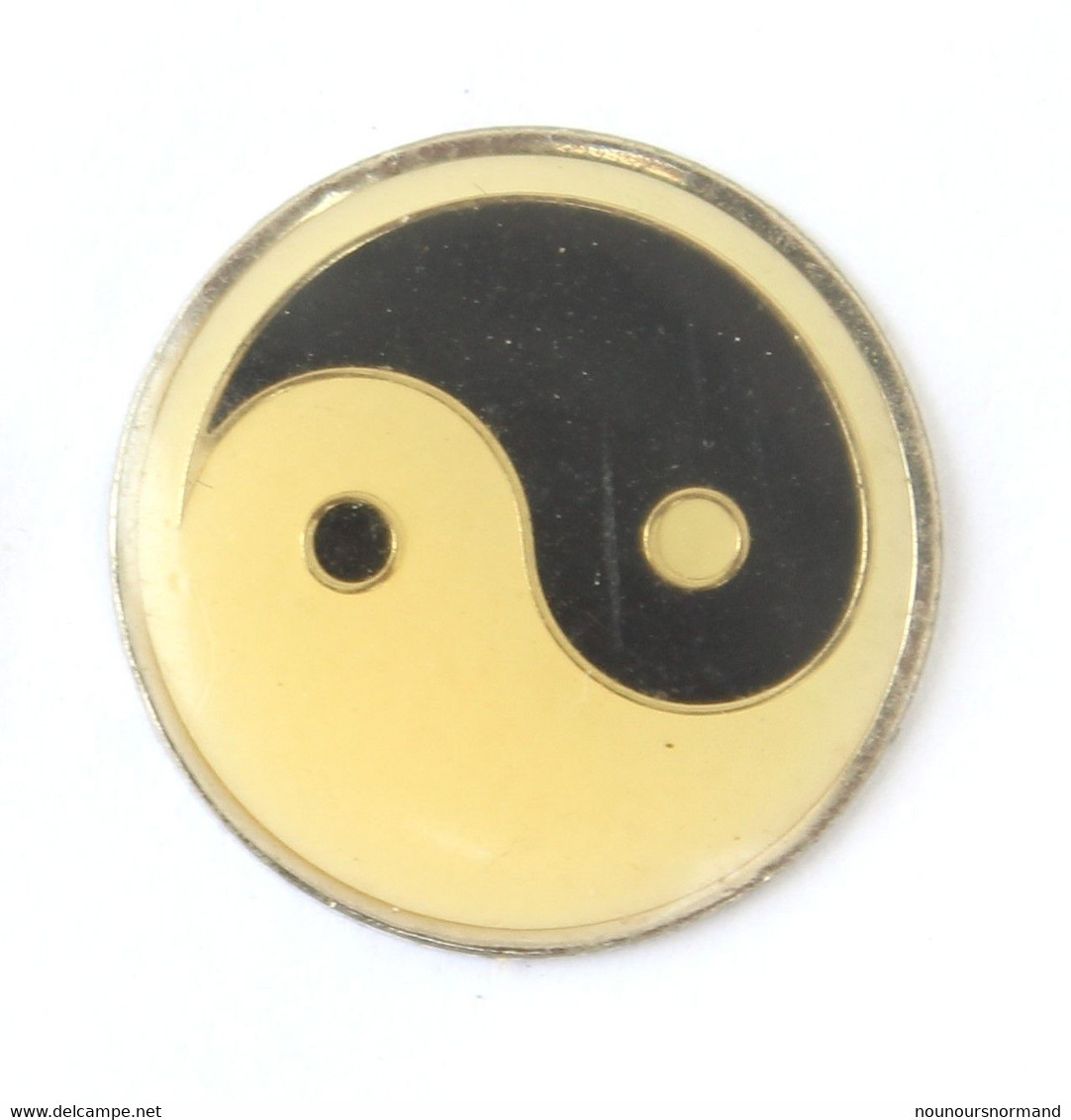 Pin's YIN Et YANG - Symbole De La Philosophie Chinoise - K471 - Autres & Non Classés