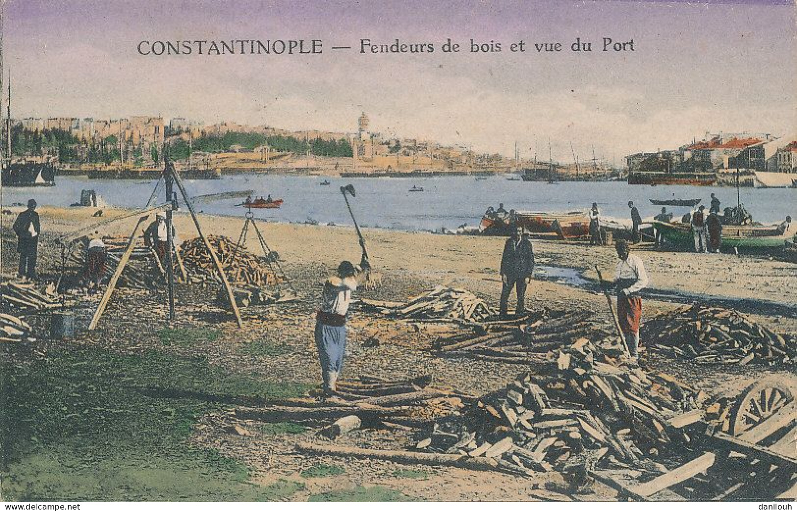 TURQUIE    CONSTANTINOPLE    Fendeurs De Bois Et Vue Du Port - Turkey