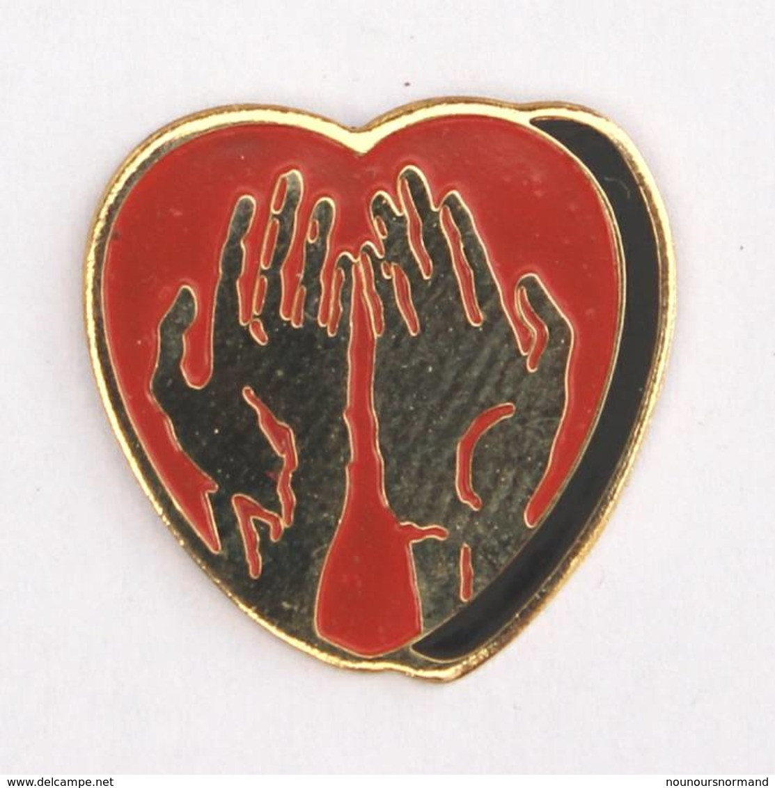 Pin's MAINS Ouvertes Dans Un Coeur Rouge - Dimo - J550 - Other & Unclassified