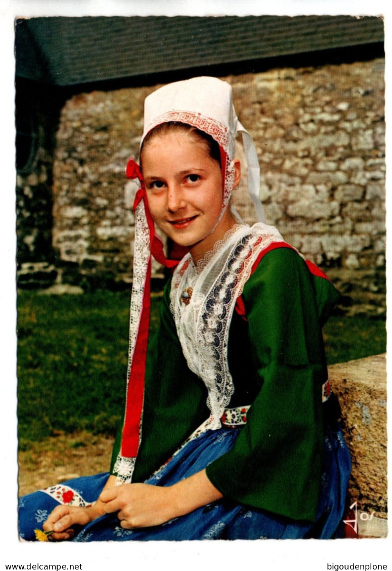 CPSM Jeune Fille  En Costume De  PLOUGASTEL DAOULAS - Plougastel-Daoulas
