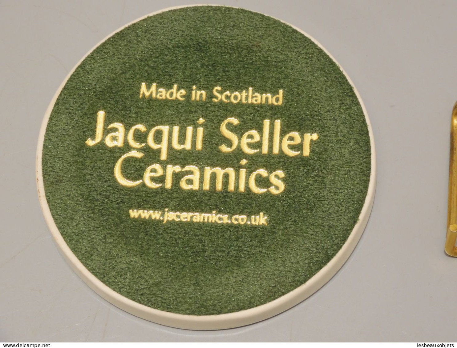 -JOLIE ANCIENNE PLAQUE CERAMIQUE JACQUI SELLER SCOTLAND PUBLICITE PUB AU DOS   E