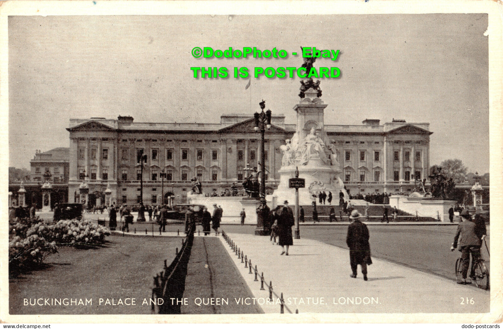 R455420 Buckingham Palace And The Queen Victoria Statue. London. 216. 1949 - Autres & Non Classés