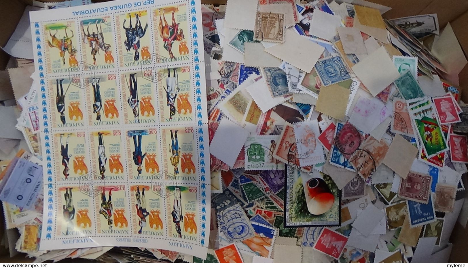 BG002 Carton  5,3 Kg De Timbres Sur Fragments De Divers Pays . Du Bon Temps à Passer. - Vrac (min 1000 Timbres)