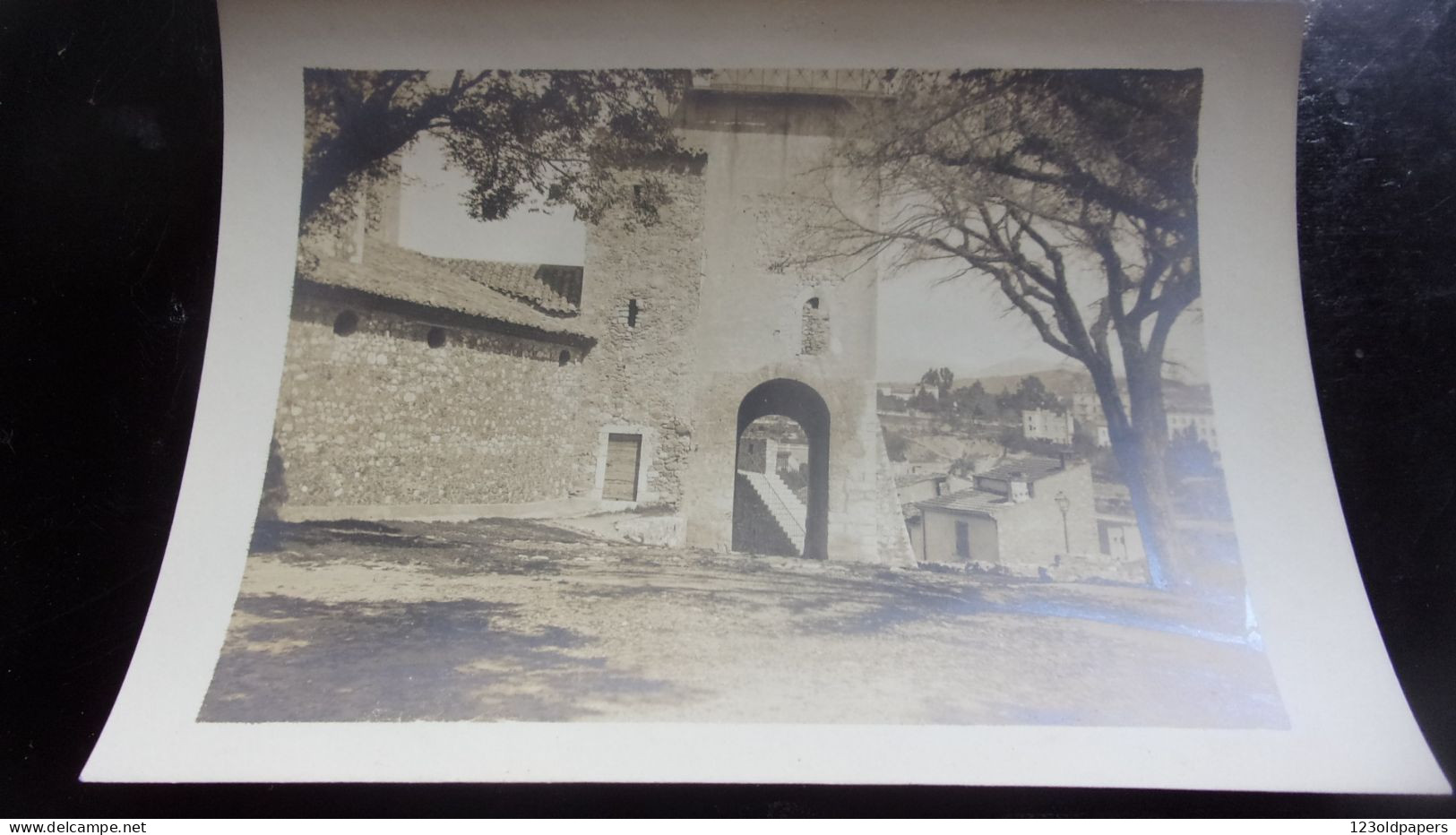 06 BELLE PHOTO DE CANNES 1899 LEGENDEE   L EGLISE  DU MONT CHEVALIER AVRIL 1899 - Cannes