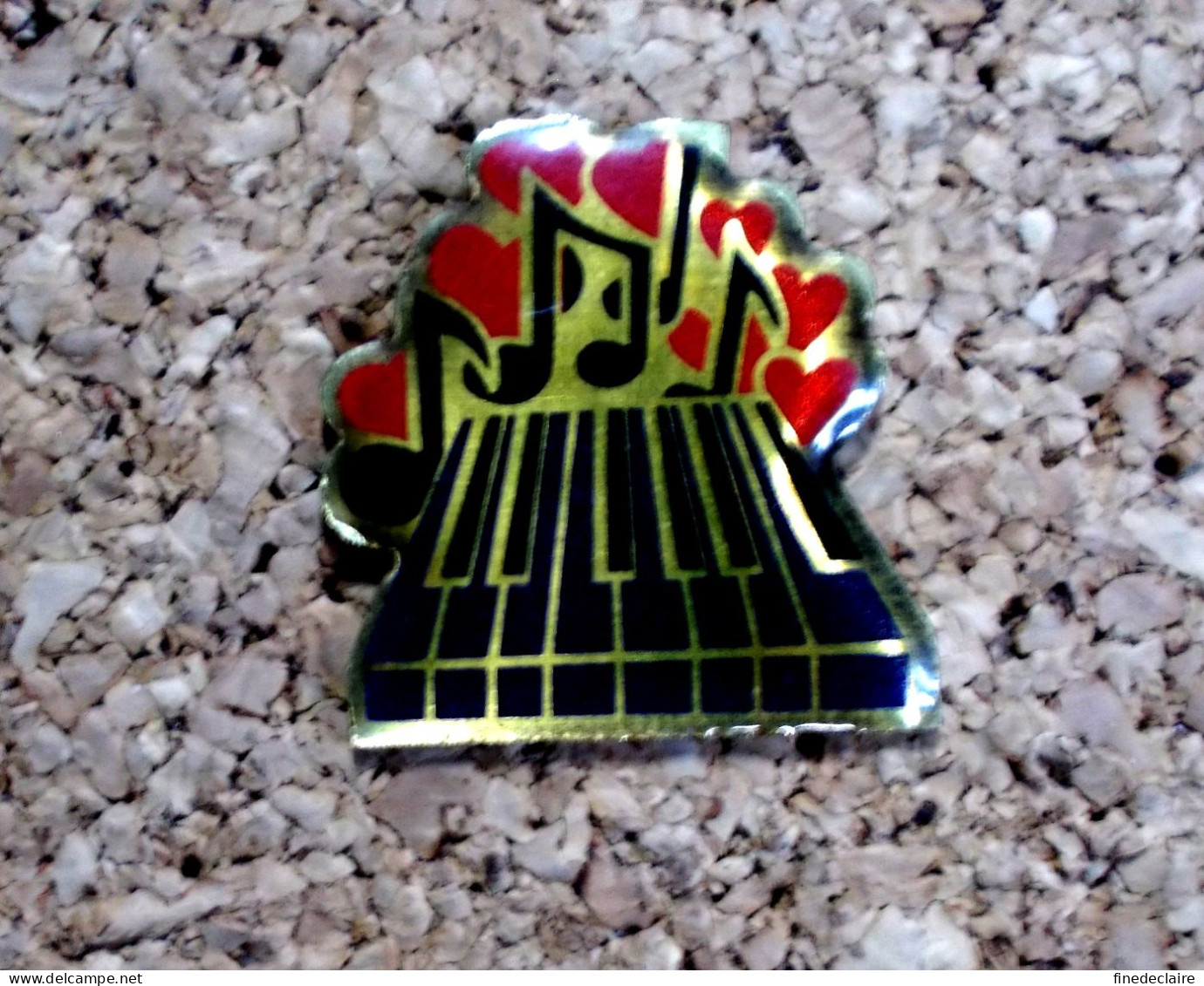 Pin's - Piano Clavier Noir Et Notes De Musique Rouges - Musique